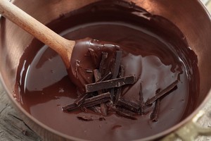cioccolato fuso in tegame di rame