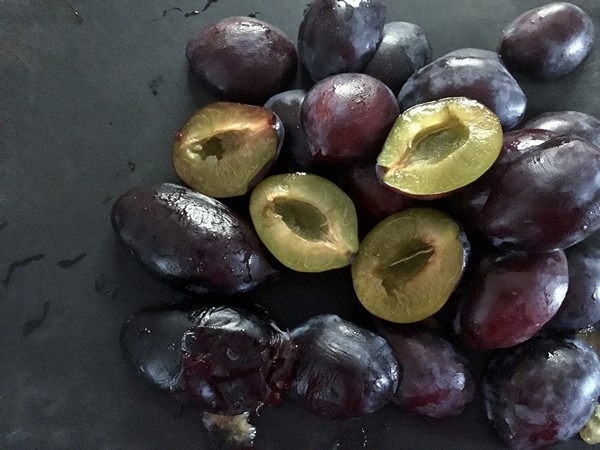 accidental-locavore-plums-halved